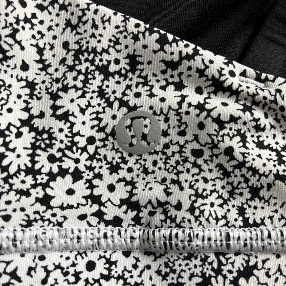 Lululemon Energy Bra Women's Size 8 Black‎ White Ditsy Daisy Cross Back Straps